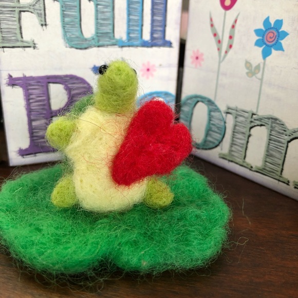 Needle Felted turtle handmade holding heart unique sweet gift collectable - Picture 9 of 10